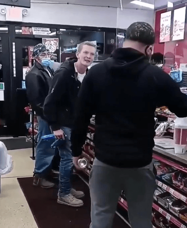 白人瘦子超市不戴口罩，破口大骂非裔壮汉，被其按倒在地暴捶胖揍（视频/组图） - 1
