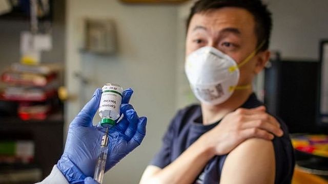 华人男子接种疫苗