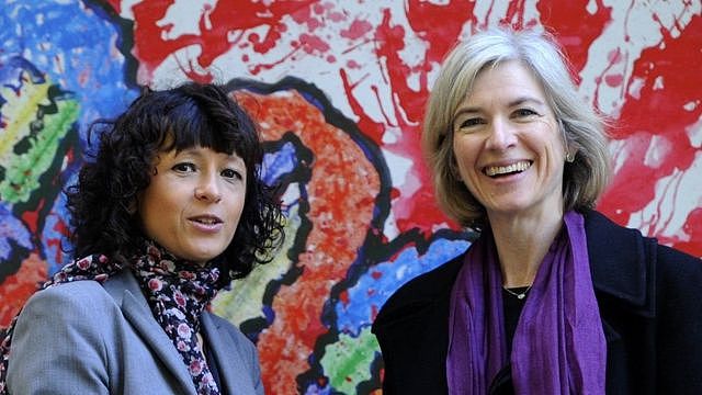 埃玛纽埃勒．沙尔庞捷（左，Emmanuelle Charpentier）和美国的珍妮弗．道德纳（Jennifer A. Doudna）