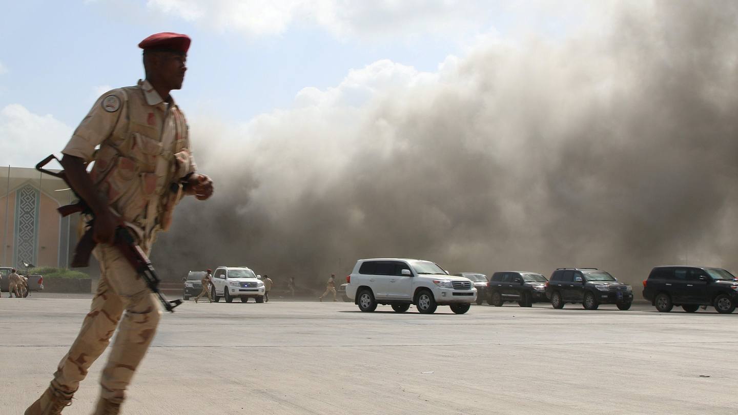 现场画面曝光！也门亚丁港机场受袭至少22死50伤，总统府附近再发生爆炸（视频/组图） - 1