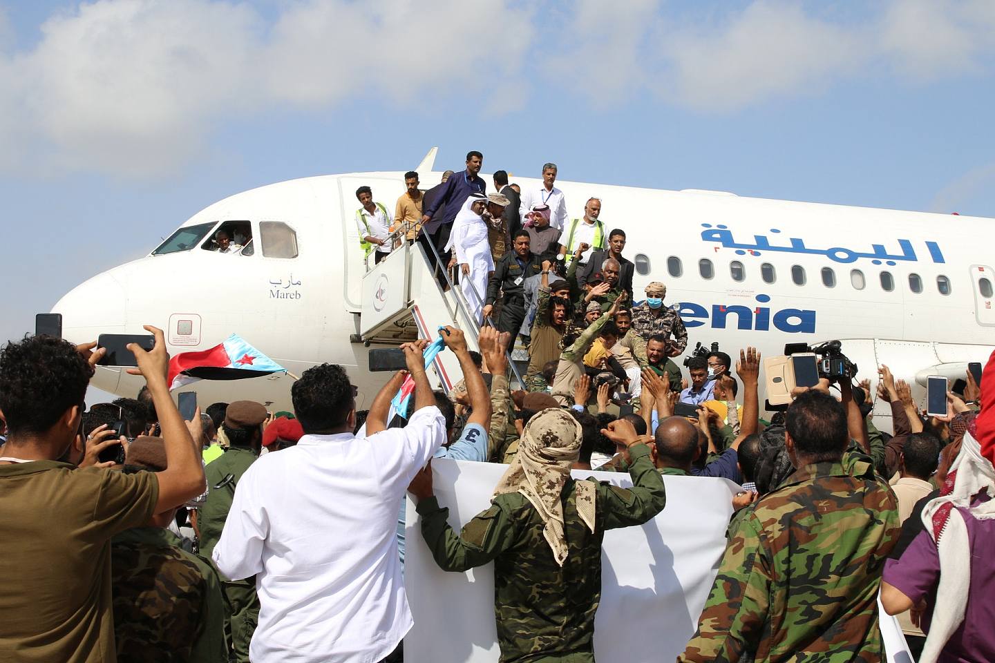 也门亚丁机场爆炸：图为12月30日爆炸发生前，新联合政府的专机从沙特阿拉伯飞抵也门亚丁后，乘客陆续离开机舱，接受在场人士欢迎。 （Reuters）