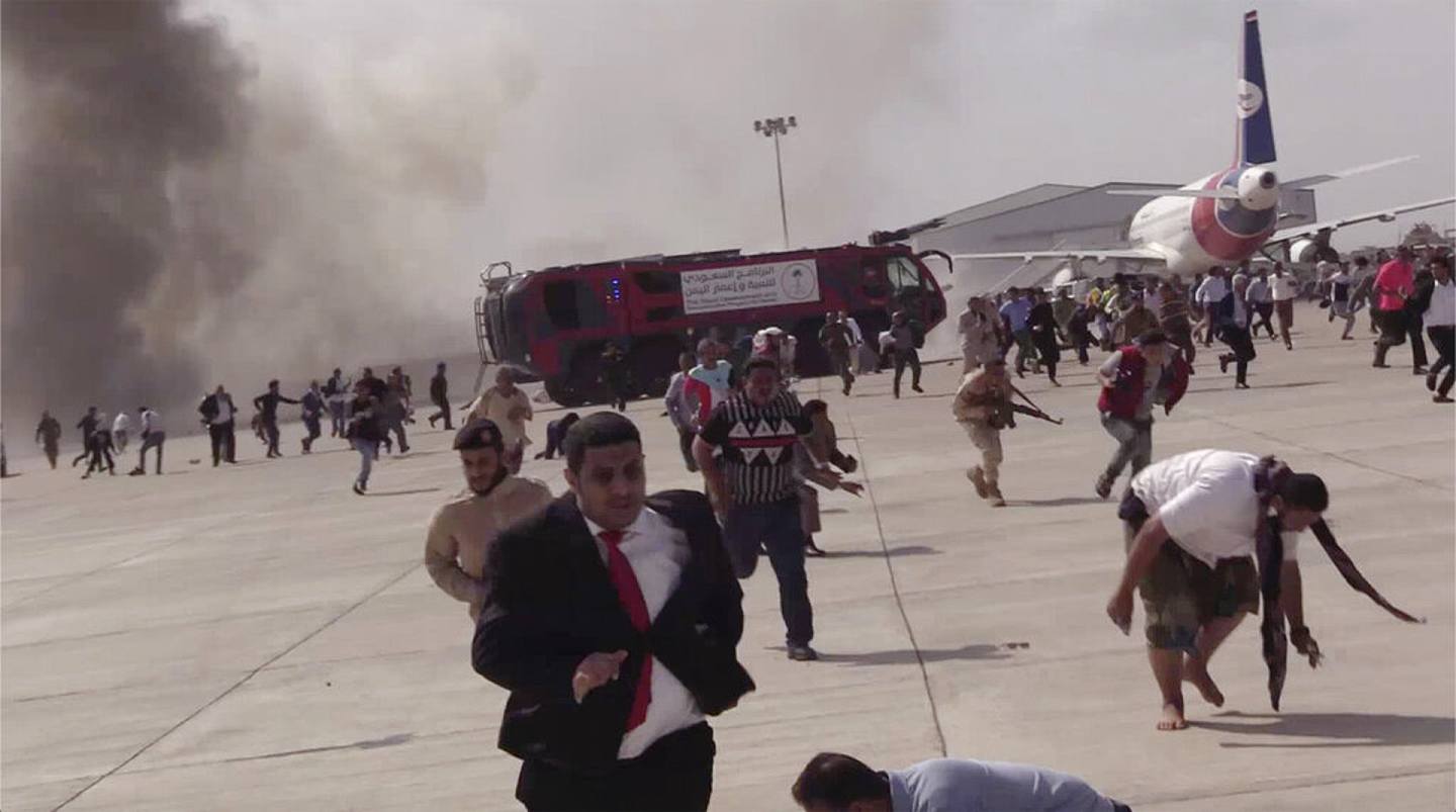 也门亚丁机场12月30日发生爆炸，传有3枚迫击炮落在机场大堂。 图为事发后人们争相逃命的一刻。 爆炸发生时，一部政府专机已降落在停机坪。 （Reuters）