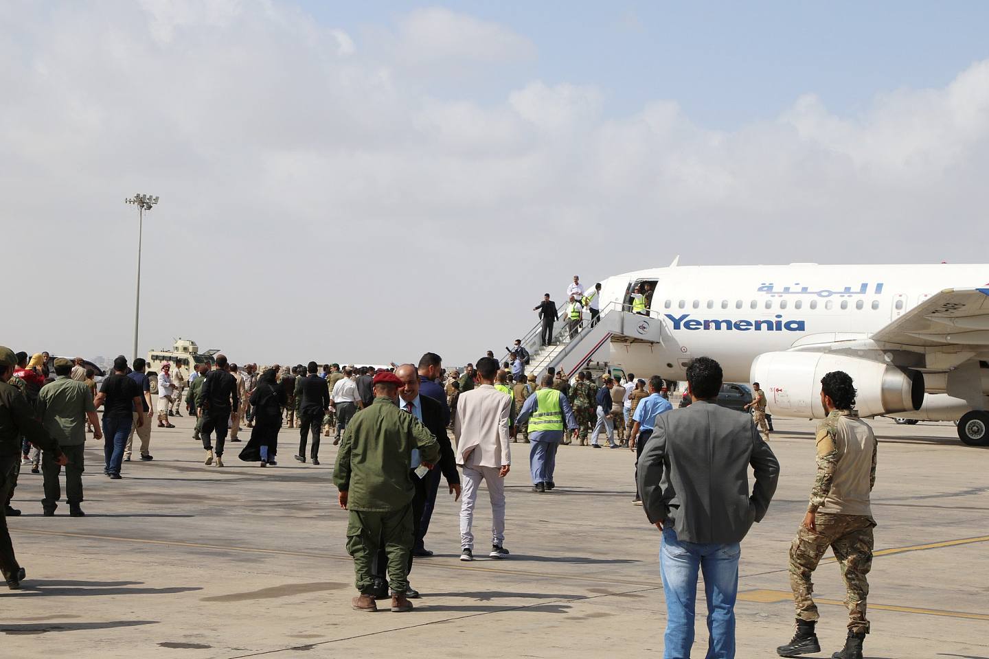 也门亚丁机场爆炸：图为12月30日爆炸发生前，新联合政府的专机从沙特阿拉伯飞抵也门后，在场人士准备欢迎抵埗的乘客。 （Reuters）