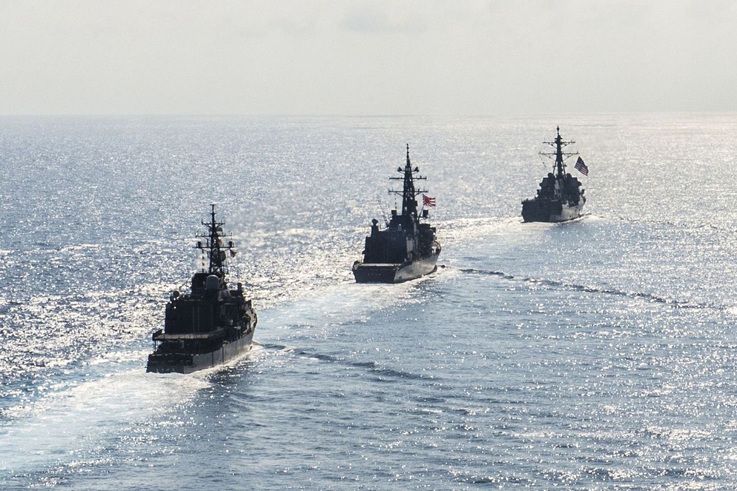 解放军东部战区2020年10月15日警告：“美在涉台问题上频频向‘台独’势力发出错误信号，严重破坏台海地区和平稳定。”图为2015年4月22日，“马斯廷”号驱逐舰与日本在南中国海举行联训。（Reuters）