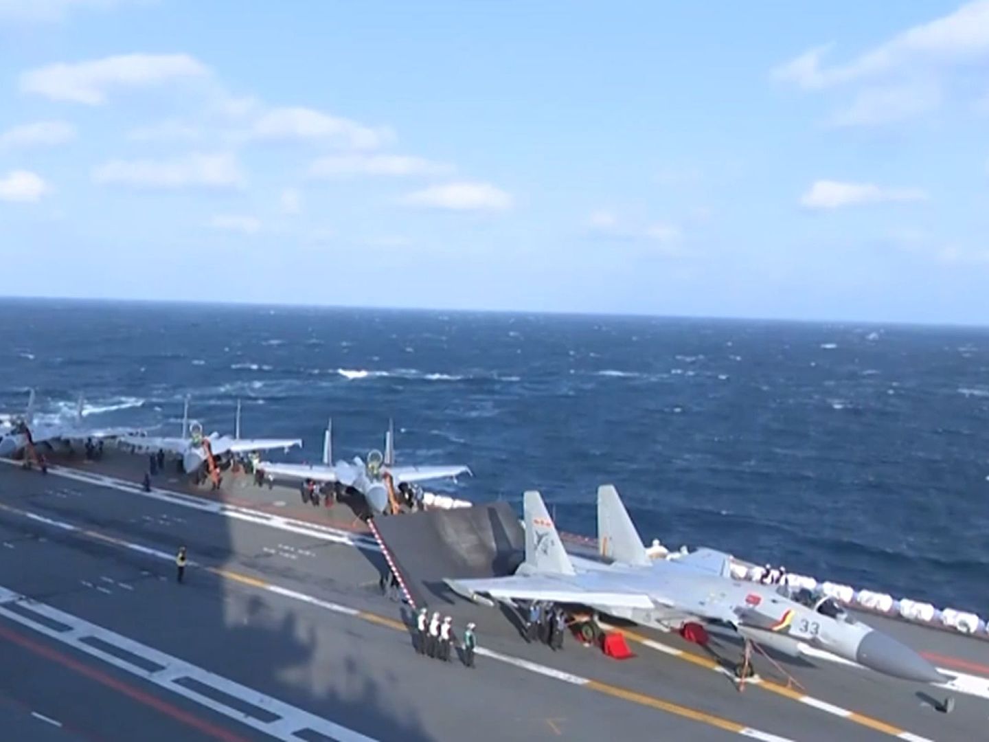 视频中，可以看到机号为33的歼-15舰载机正在准备起飞。（央视军事视频截图）