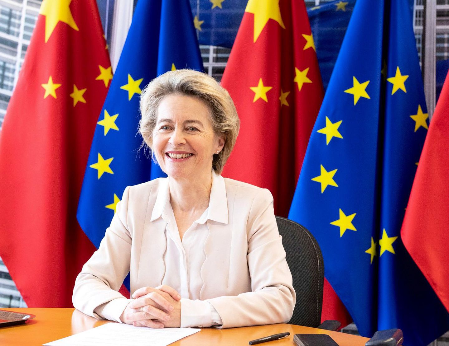 中国国家主席习近平12月30日晚在北京同德国总理默克尔（Angela Merkel）、法国总统马克龙（Emmanuel Macron）、欧洲理事会主席米歇尔、欧盟委员会主席冯德莱恩举行视频会晤。冯德莱恩在自己的推特（Twitter）上发布了会晤照片，她显得十分开心。（Twitter@Ursula von der Leyen）