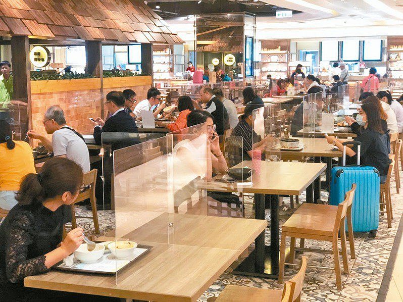 台湾各百货在用餐区设置隔板，让民众用餐更安心。 图／本报系资料照