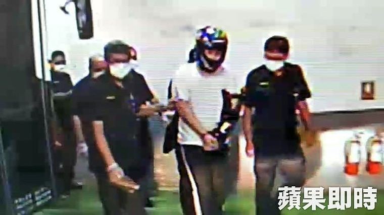 纵火案被告曾文彦（中）在台南地院候审室失控，造成左手手肘骨折送医。 读者提供