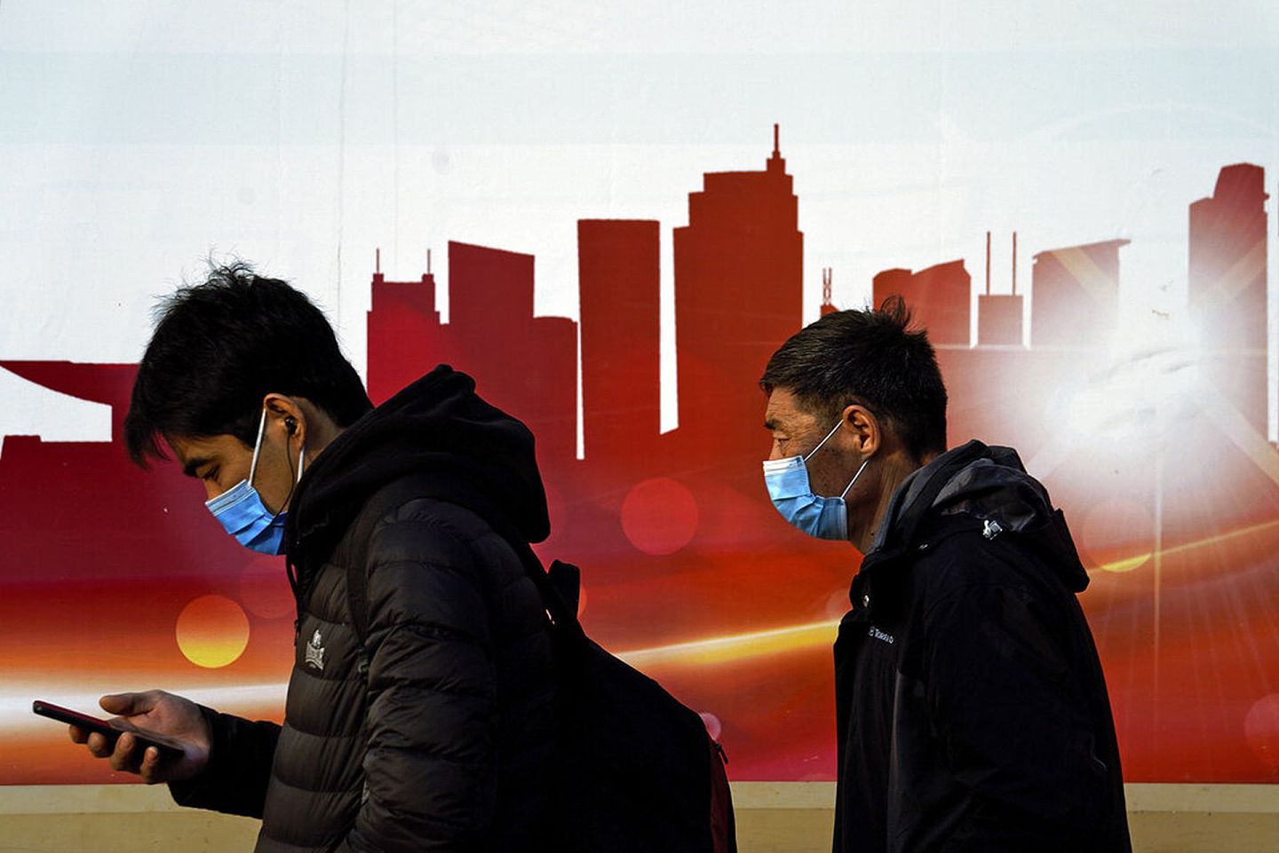 中国新冠肺炎疫情防控形势仍十分严峻。图为12月6日在北京街上行走的路人。（AP）