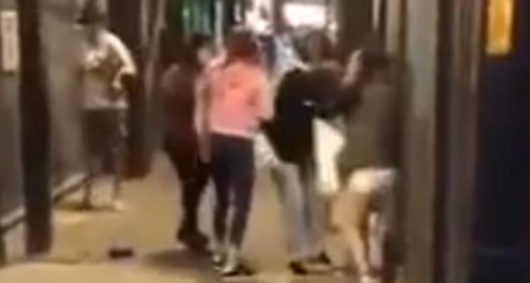 澳西女当街殴打亚裔女留学生