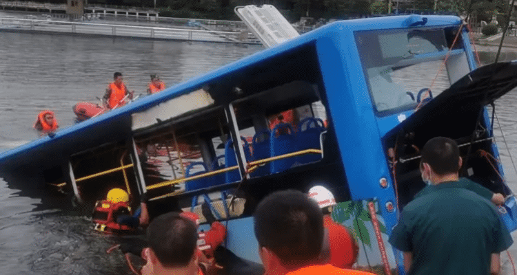 贵州一公交冲进水库致21人遇难