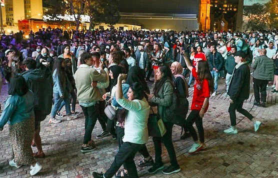 无视警告，数千人挤在墨尔本CBD庆祝跨年！不戴口罩不保持距离（组图） - 5
