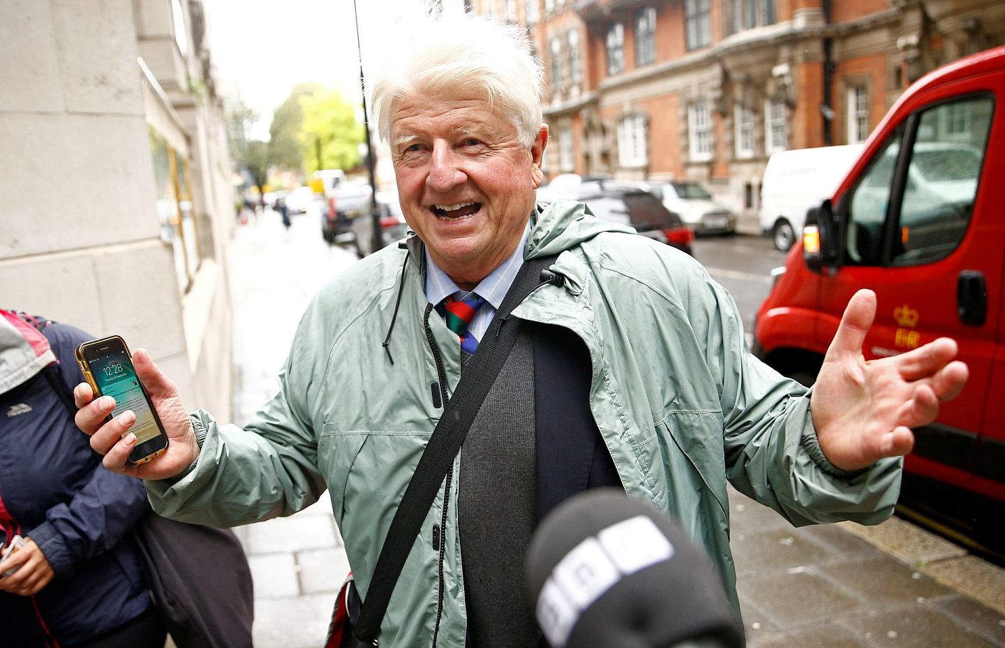 图为2019年9月24日，英国首相约翰逊父亲史丹利现身伦敦街头。（Reuters）