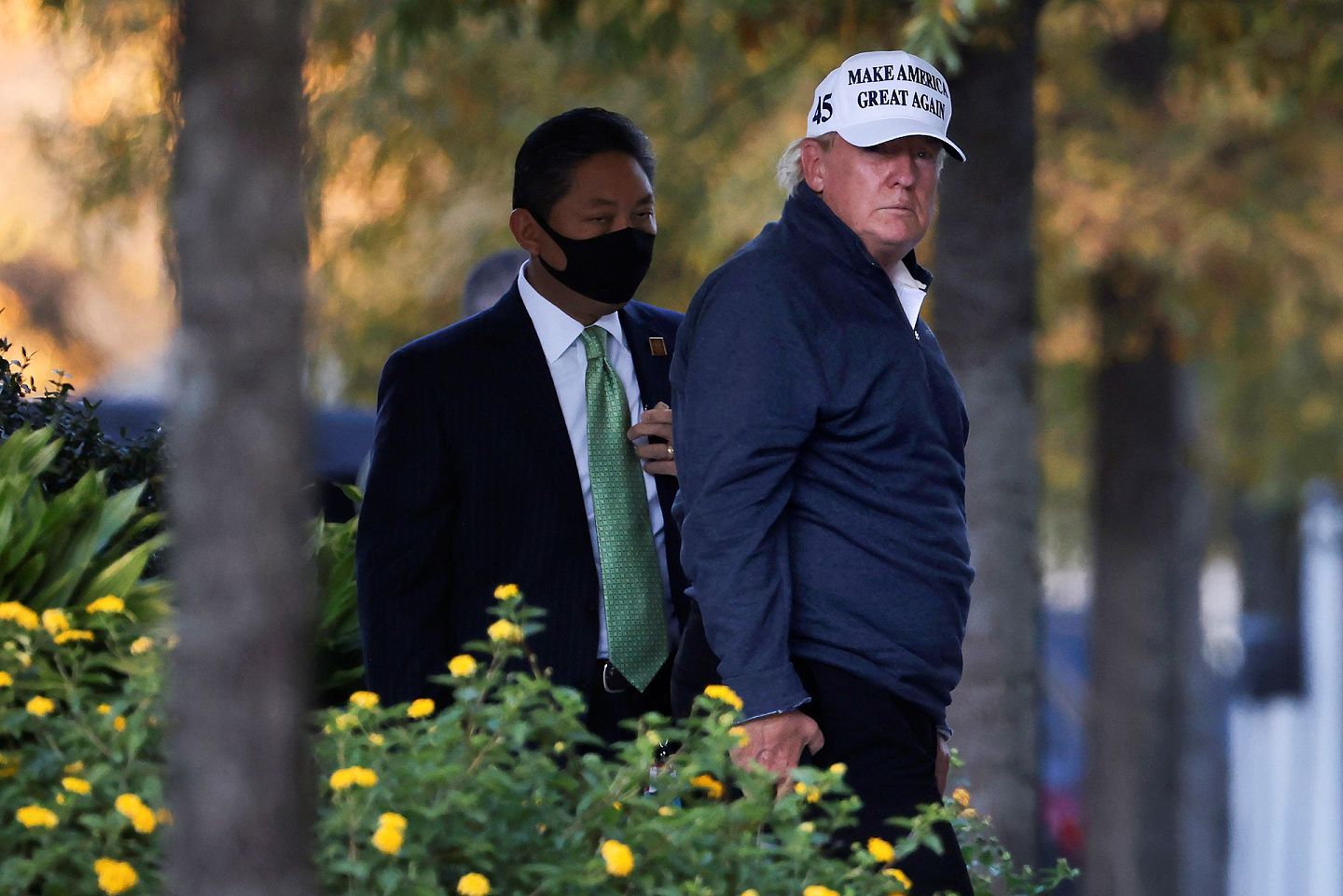 打完球后，特朗普从弗吉尼亚州的高尔夫球场返回白宫。（Reuters）