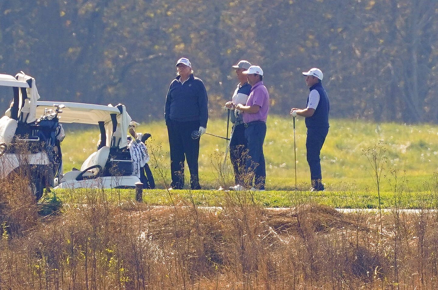 特朗普11月7日在弗吉尼亚州的一个高尔夫球场打球。（AP）