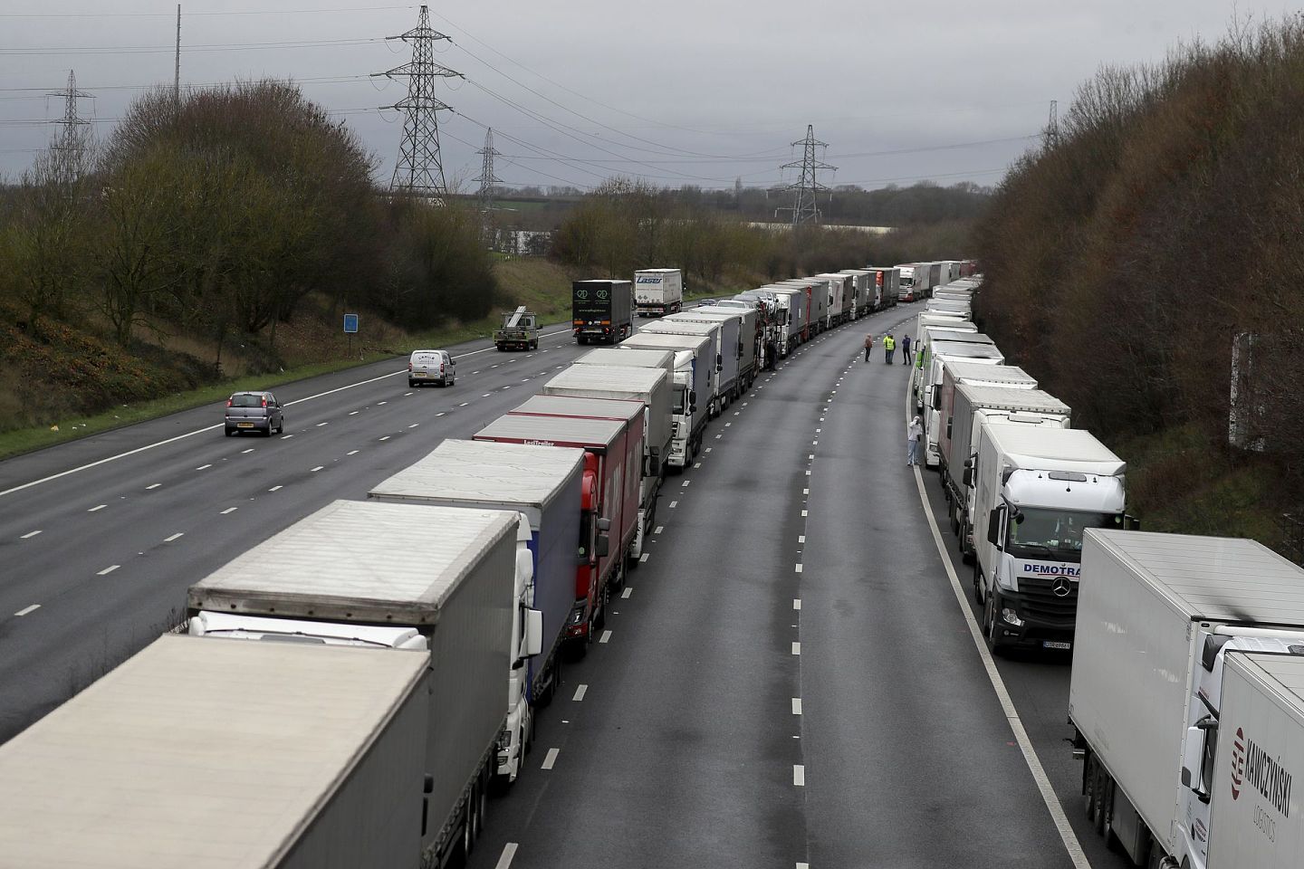 2020年12月中旬，随着在英国发现新冠病毒变异，大量人群正在被感染，英国已经采取了封城措施。图为正在等待离开英国的卡车拥堵在路上。（AP）