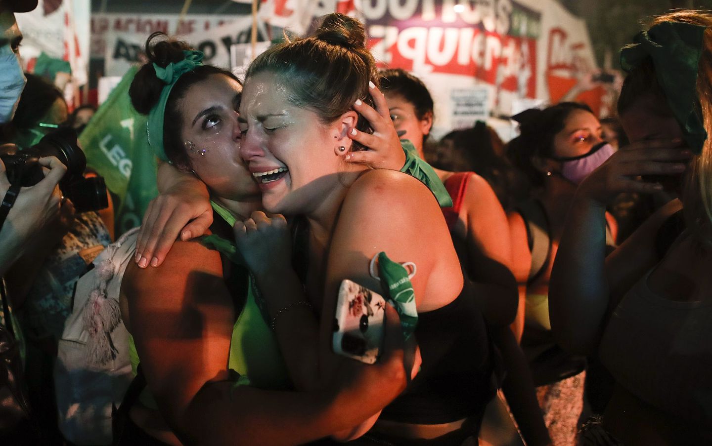2020年12月30日，布宜诺斯艾利斯国会外，集会人群中支持堕胎合法化的两名女子在得知法案通过后激动不已，相拥而泣。（AP）