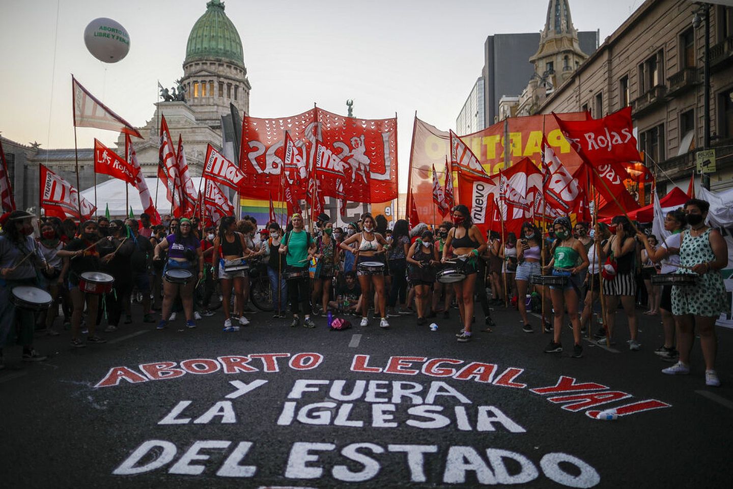 2020年12月29日，支持堕胎权的社运人士在布宜诺斯艾利斯的国会外出席集会，他们前方的路面写有“立即让堕胎合法化，以及将（天主教）教会赶出国家”的字样。（AP）