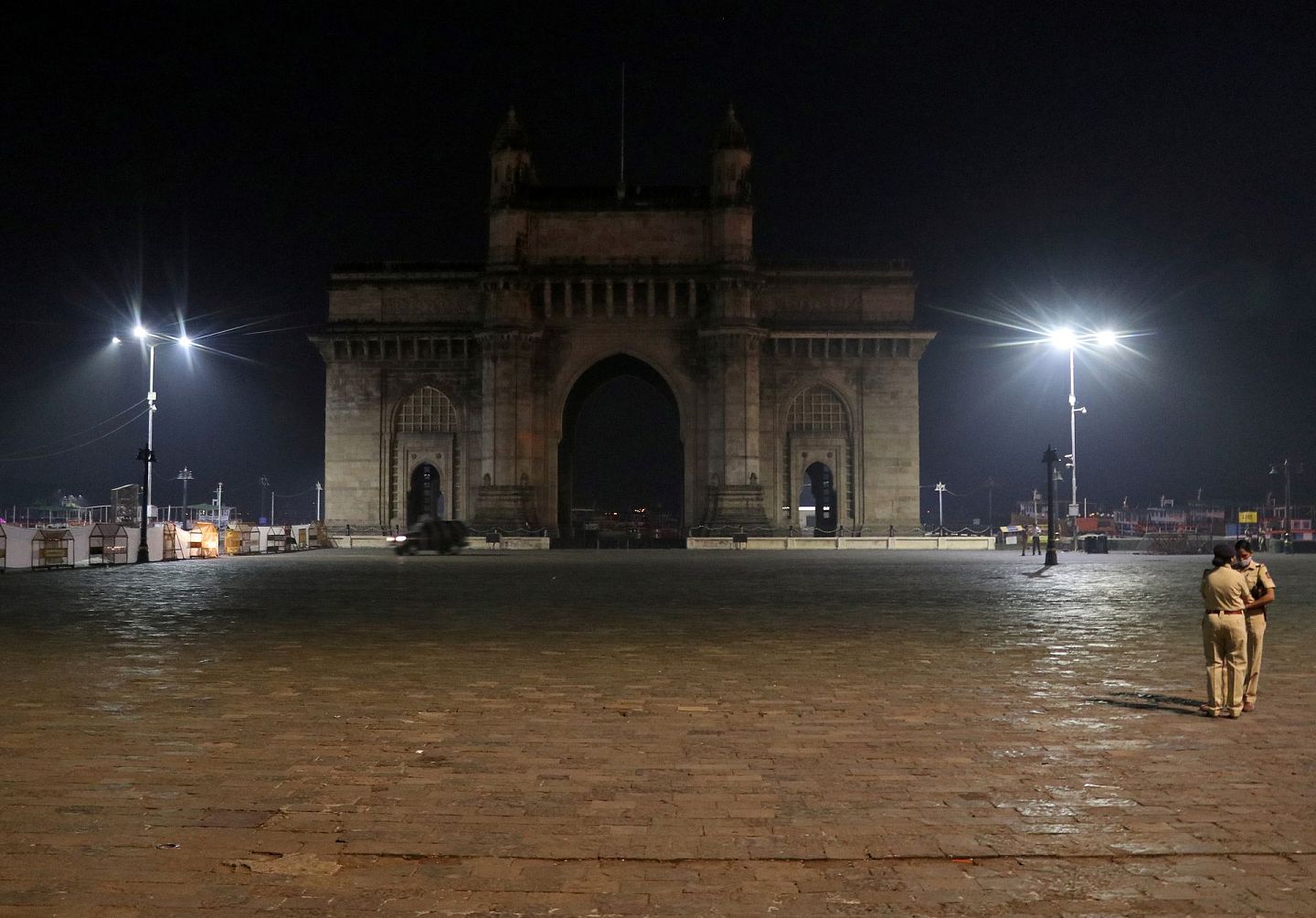 印度孟买2020年12月31日实施宵禁，跨年夜街头冷清（Reuters）