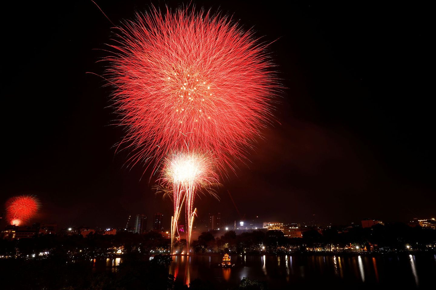 2021新年：越南首都河内有放烟花活动庆祝踏入新一年（Reuters）