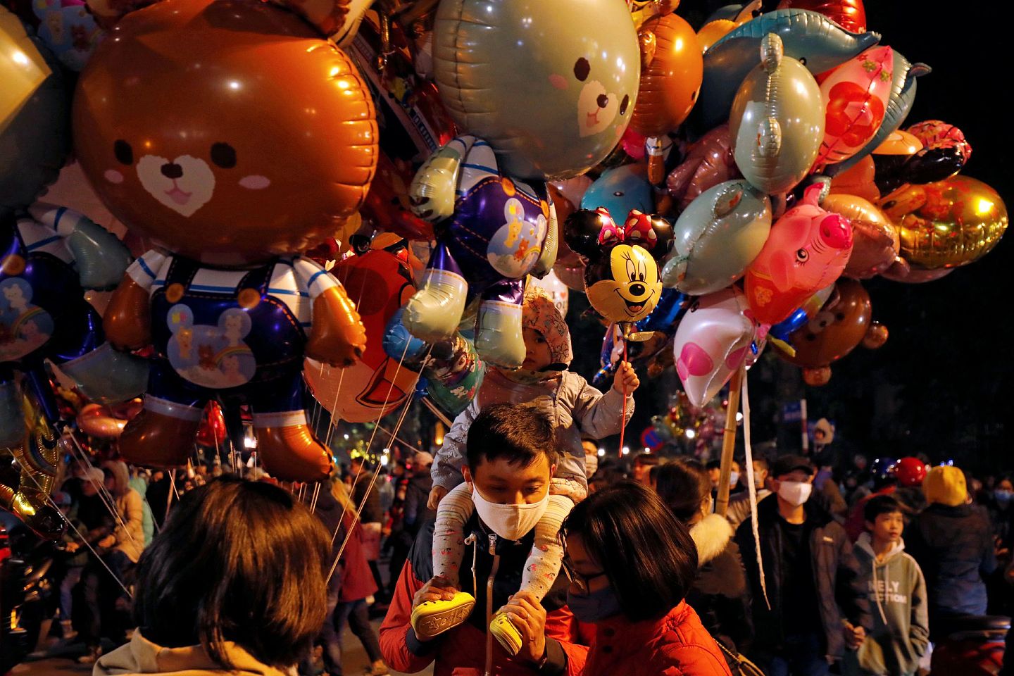 2021新年：越南抗疫表现获肯定，首都河内民众上街庆祝新年，人头涌涌（Reuters）