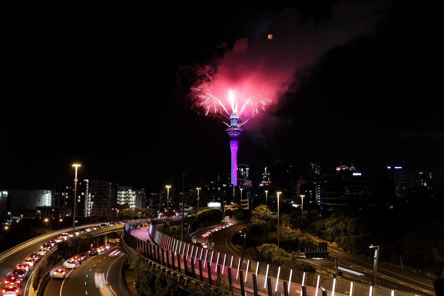 图为12月31日新西兰奥克兰天空塔发射烟花，标志着踏入2021年。（AP）
