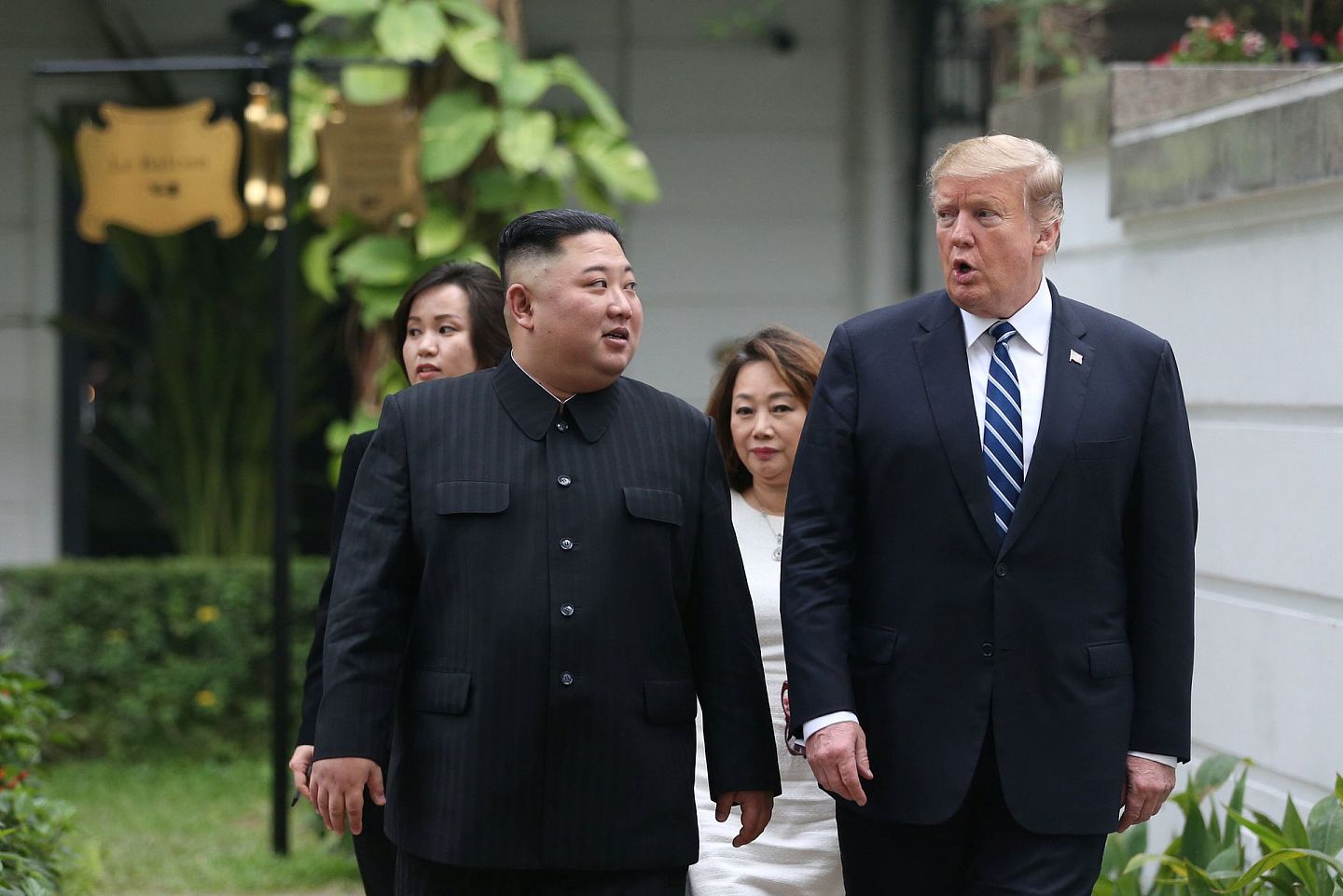 2019年2月28日，美国总统特朗普与朝鲜最高领导人金正恩在越南河内继续举行会晤。这种元首会晤一定程度上稳定了朝鲜半导局势。（Reuters）