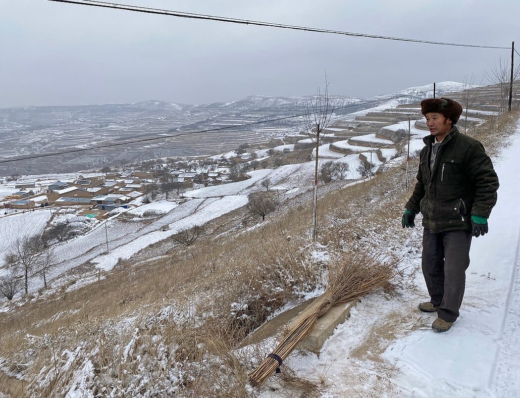 甘肃省农村地区的农民贾欢文在政府的扶贫项目中获得了一头母牛。