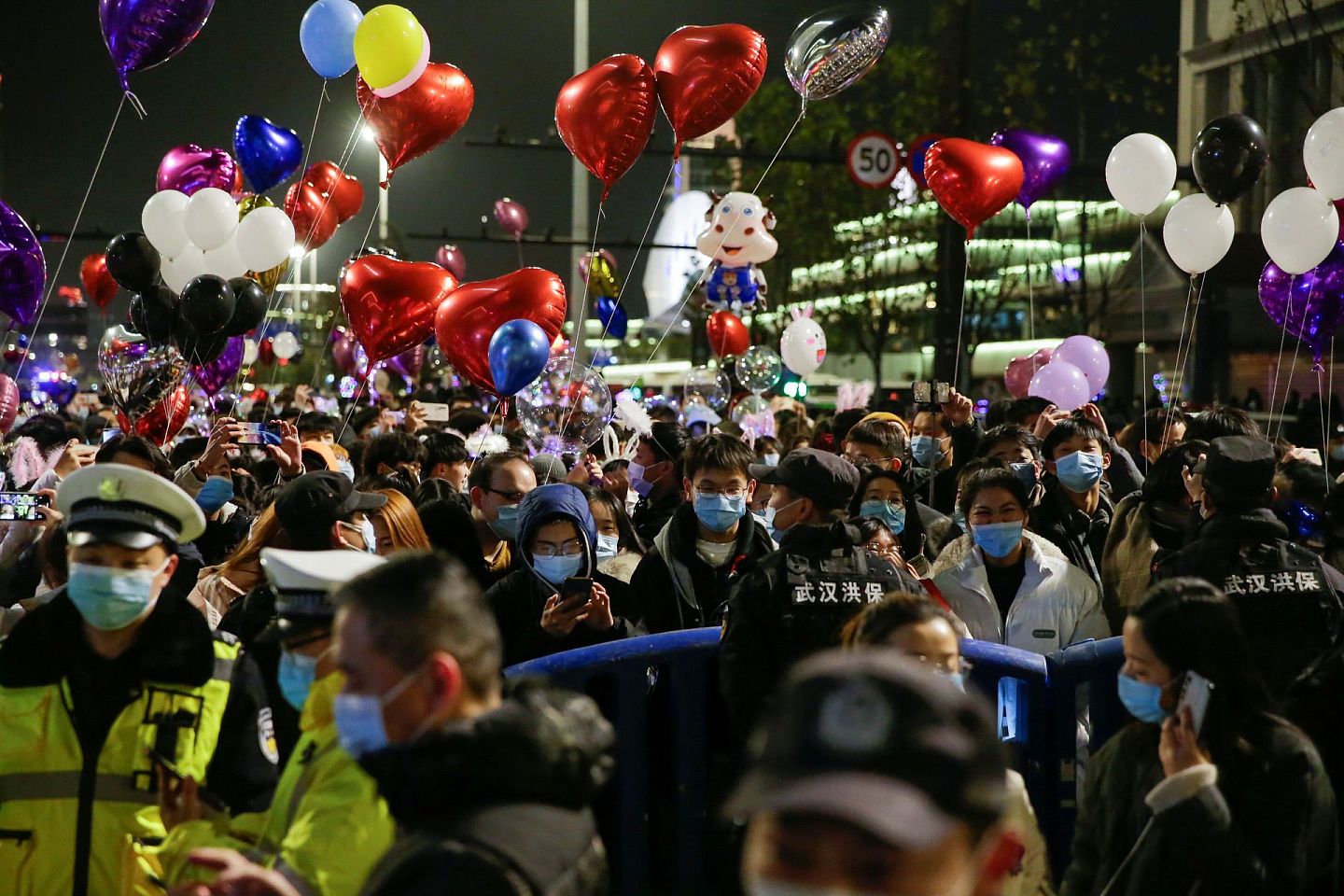 2020年12月31日，在曾经的疫情爆发中心，中国武汉民众聚集在一起，迎接新年的到来。有警察在现场维持秩序。（Reuters）