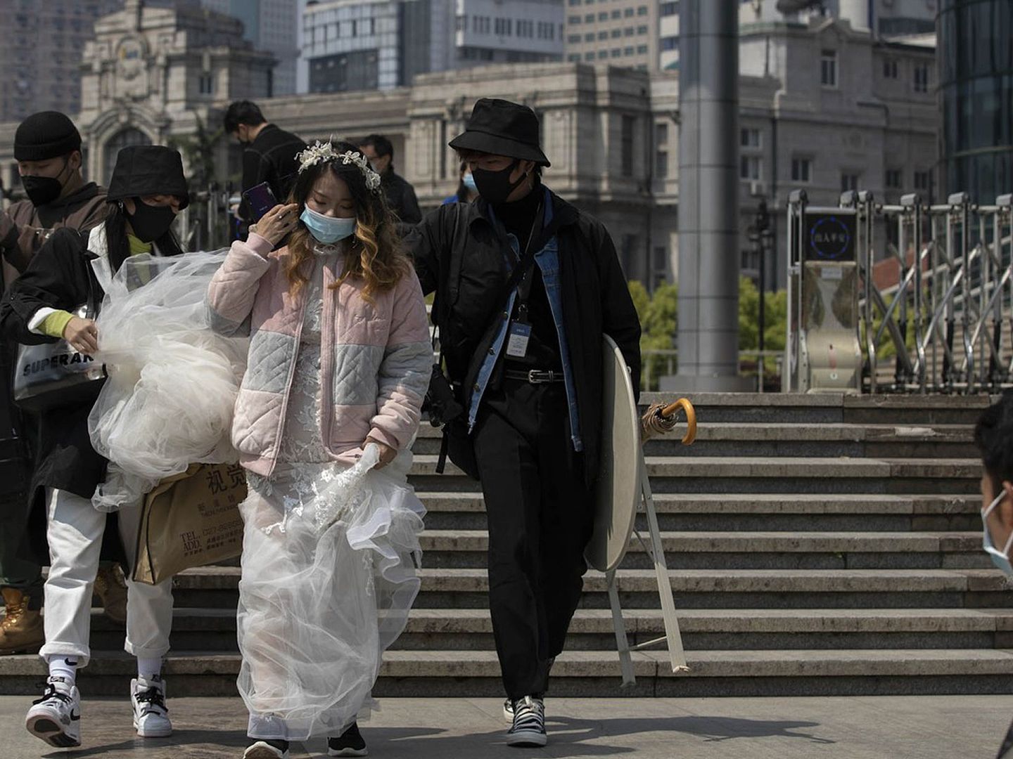 武汉解封后，经济生活秩序陆续恢复。图为4月12日，武汉青年男女走进武汉江滩公园拍摄外景婚纱照。（新华社）