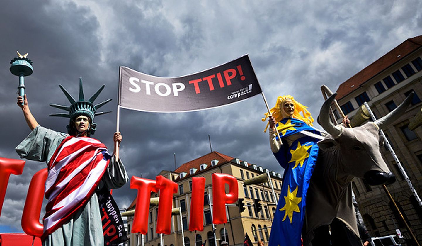 2016年4月23日，在美国总统奥巴马到访德国汉诺威期间，一群反跨大西洋投资与贸易协定（TTIP）的德国民众涌向汉诺威街头举行示威游行。（Getty Images）