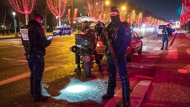 警方在巴黎市中心执行宵禁。