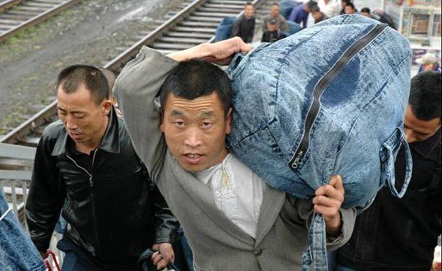 俄罗斯的中国打工人。图片：URA.RU