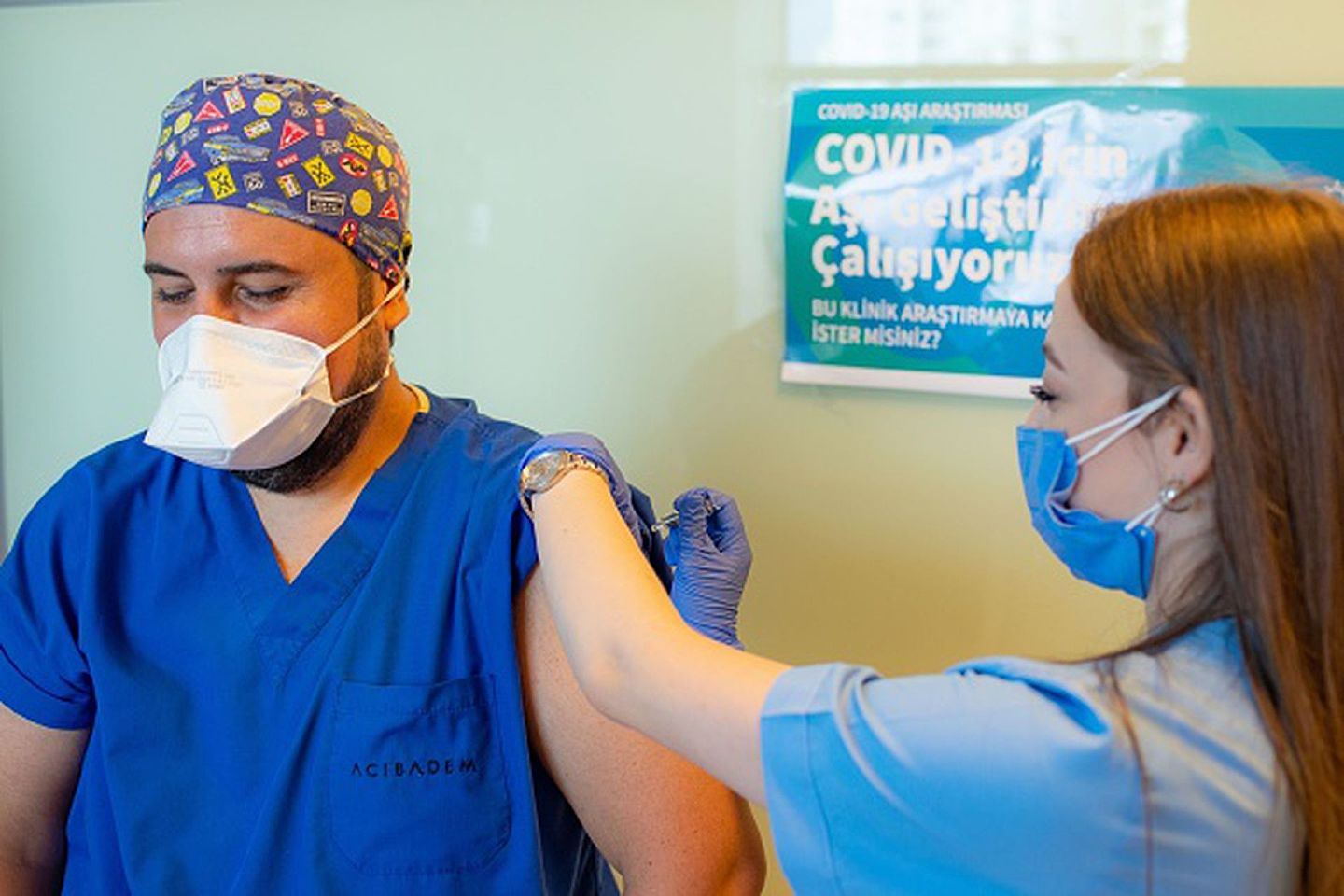 2020年10月9日，伊斯坦布尔阿吉巴德姆（Acibadem）医院的医务人员在接受中国科兴疫苗临床三期的接种试验。（Getty Images）