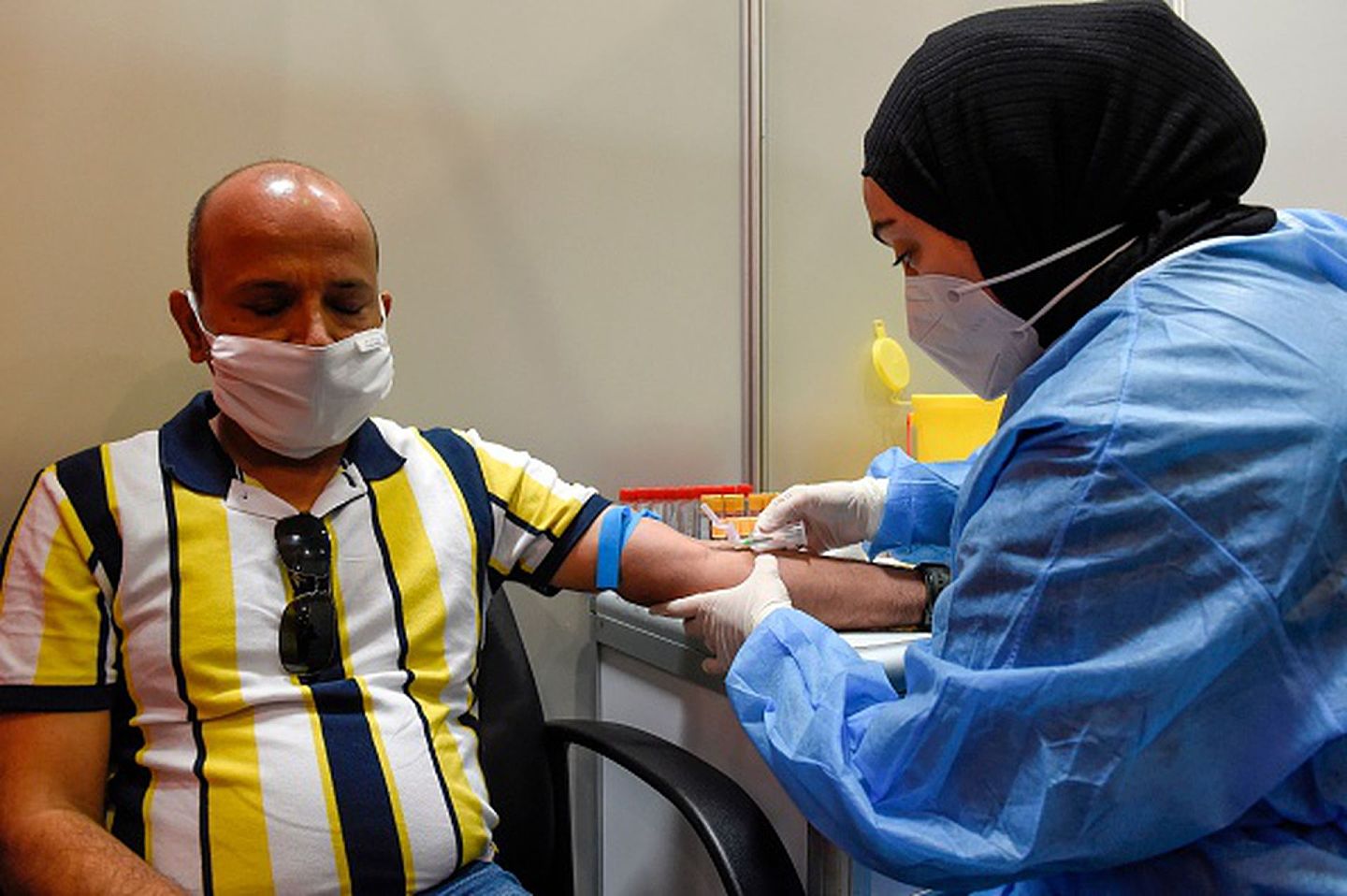 2020年8月27日，约6,000名巴林民众在首都麦纳麦一座由会议中心改造而来的测试场地内接受中国国药灭活疫苗的接种测试。（Getty Images）