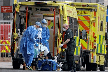 疫情加剧之下英国重启临时急救医院。