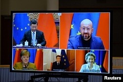欧盟领导人和中国国家主席习近平出现在布鲁塞尔举行的一个视频会议的屏幕上。（2020年12月30日）