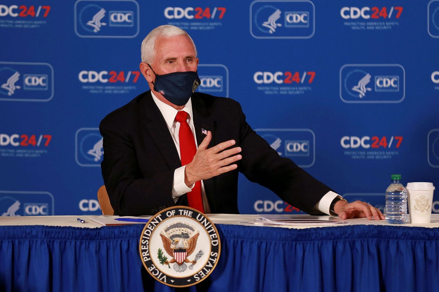 美国副总统彭斯将在1月6日主持国会会议，确认选举人票结果。图为彭斯在2020年12月4日在疾病控制和预防中心发言。（Reuters）