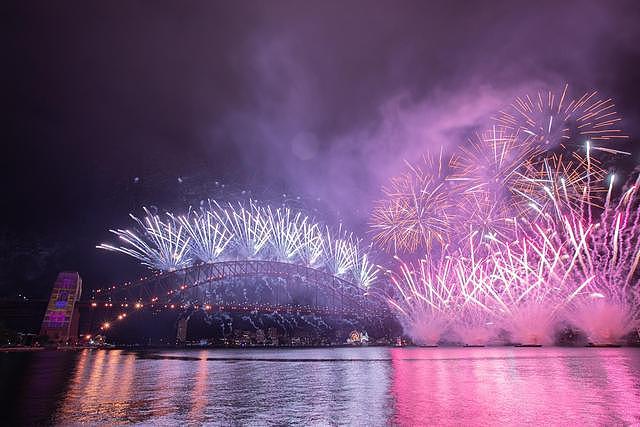 △2021年1月1日0时，澳大利亚悉尼海港大桥畔燃放烟花