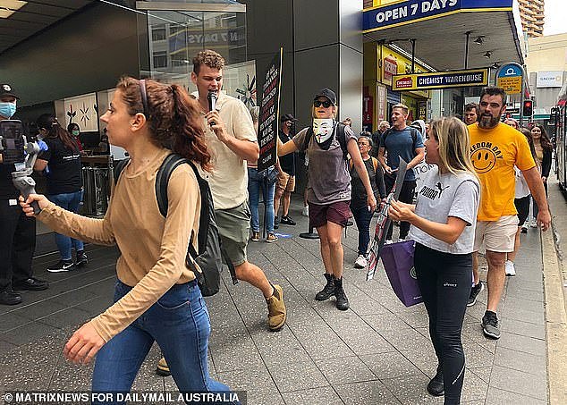 游行队伍走上悉尼街头，抗议强制口罩令！组织者：我们不做奴隶（视频/组图） - 7