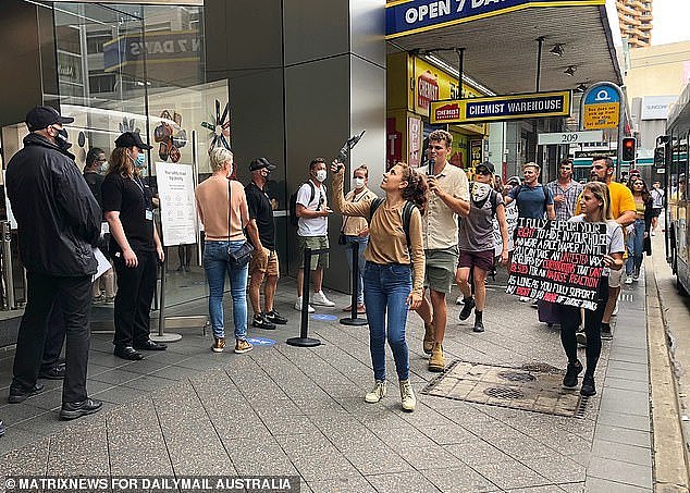 悉尼街头爆发抗议游行，反对口罩令！民众怒斥：太可耻，赶紧戴上你们的口罩（视频/组图） - 5
