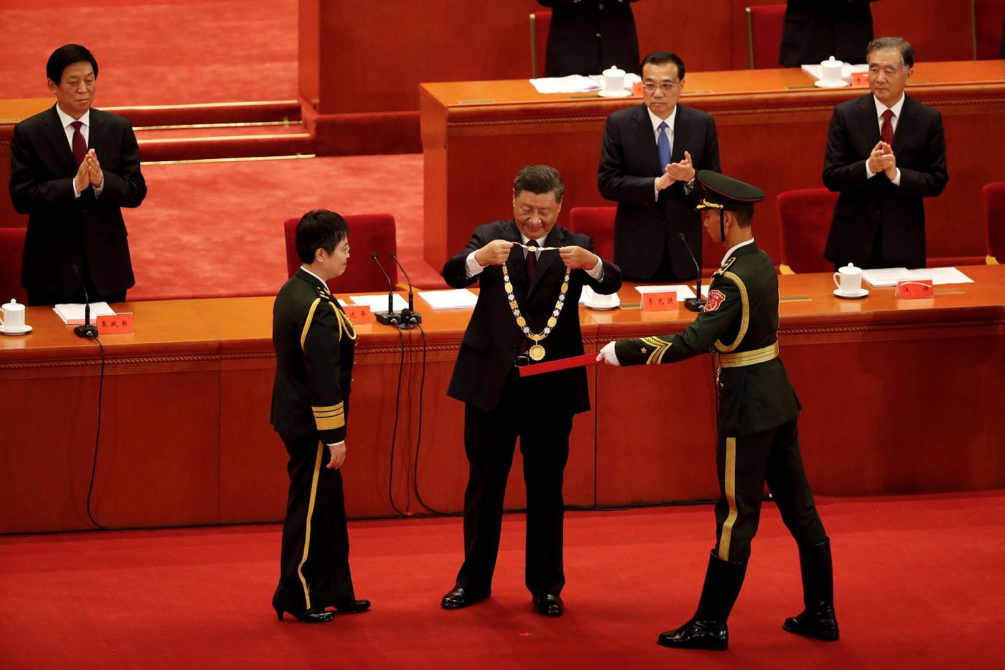 2020年9月8日，中国国家主席习近平向解放军疫苗研究员陈薇少将颁发荣誉称号。（Reuters）