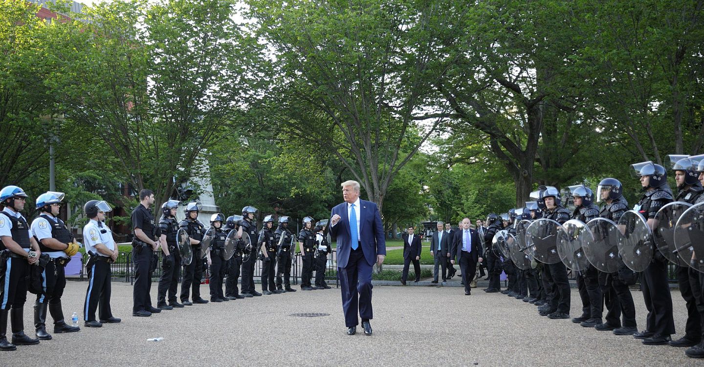 2020年6月1日，特朗普在白宫玫瑰园就黑人弗洛伊德遭白人警察暴力执法致死引发的抗议示威发表全国电视讲话。（Reuters）