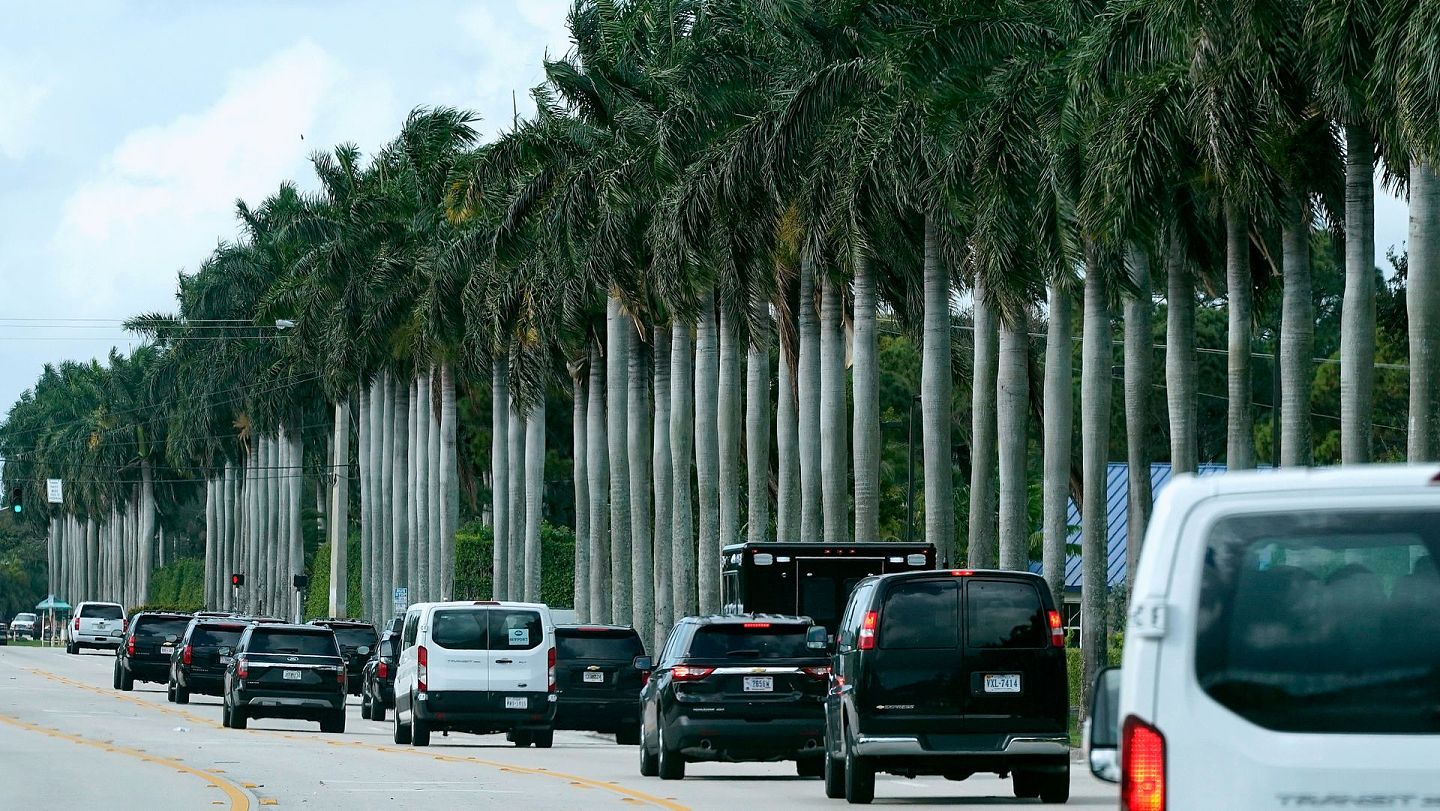 特朗普总统车队12月24日在赶往西棕榈滩国际高尔夫球俱乐部的路上。（AP）