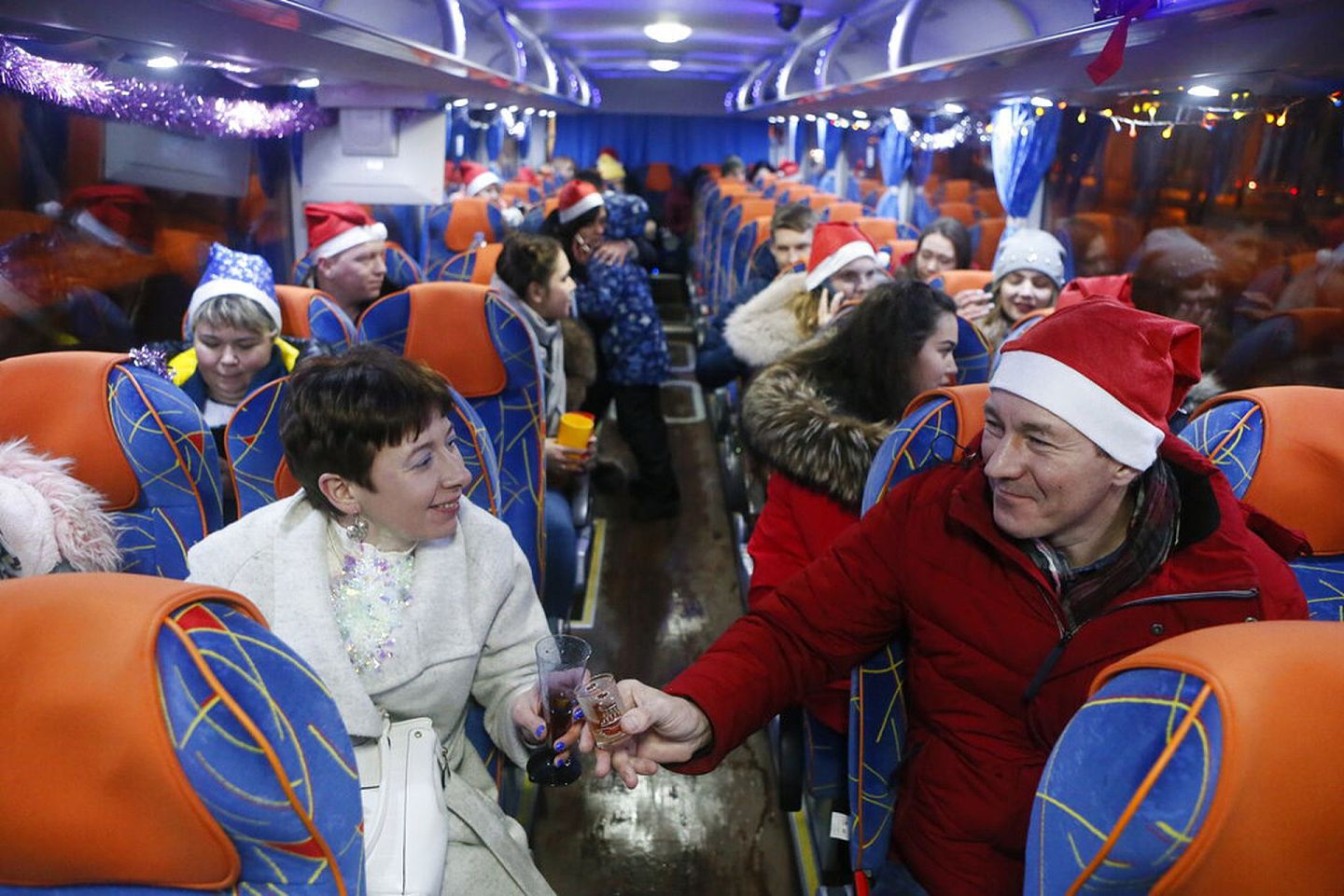 俄罗斯新冠肺炎疫情：图为1月1日驶在莫斯科路上的一部派对巴士上，乘客在车内喝酒庆祝新年。（AP）