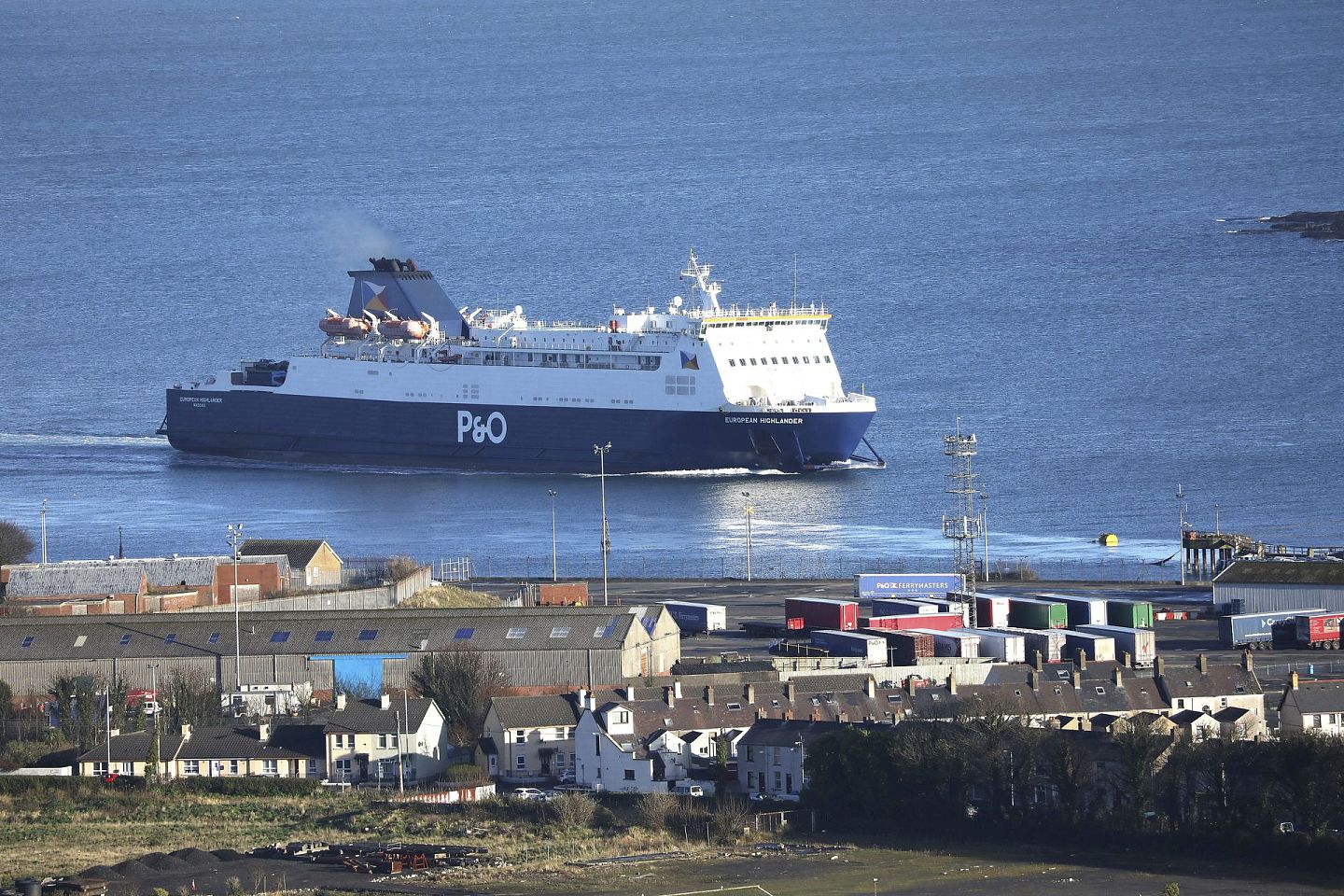 2020年12月12日，P&O欧洲高地号渡轮抵达北爱尔兰的拉恩港，在苏格兰和北爱尔兰之间的爱尔兰海进行两小时的货运和旅行。由于英国脱欧，该港口预计将建立新的边境海关检查站。(AP)