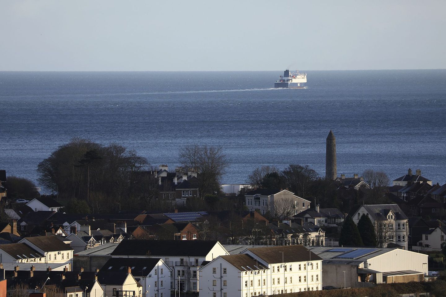 2020年12月12日，P&O欧洲铜锣轮从北爱尔兰的拉恩港出发，在苏格兰和北爱尔兰之间的爱尔兰海进行两小时的货运和旅行。据新闻报道，由于英国脱欧，该港口预计将建立新的边境海关检查站。（AP）