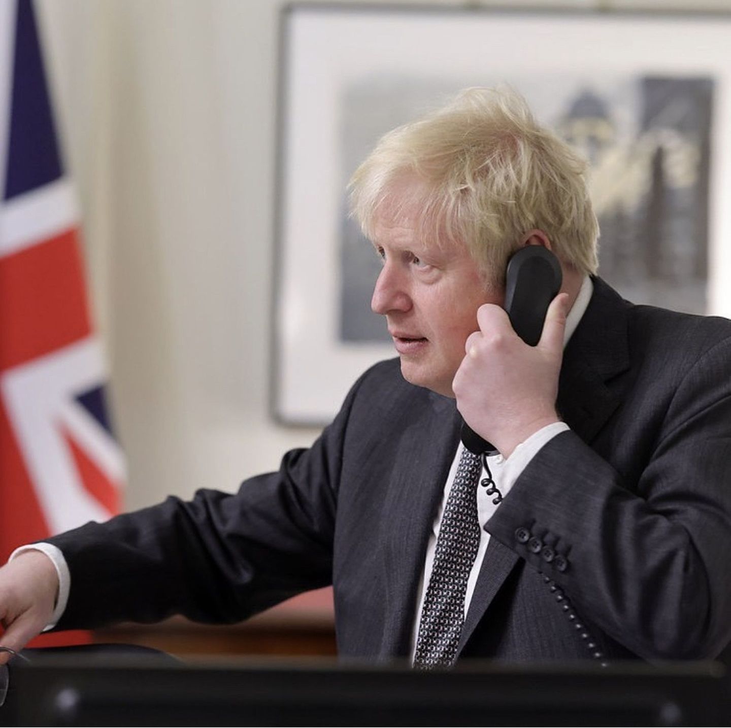 2020年10月8日，英国首相约翰逊在启程前往比利时布鲁塞尔与欧盟主席冯德莱恩会面前一天的晚上与她通电话。（Instagram @borisjohnsonuk)
