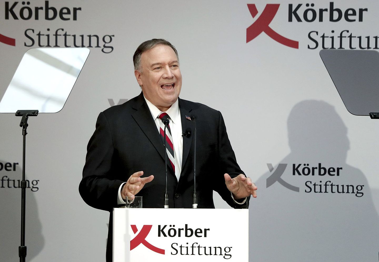 美国务卿蓬佩奥（Mike Pompeo）11月8日在柏林克贝尔基金会（Koerber-Stiftung）发表柏林墙倒塌30周年演讲时，提醒德国与美国一道对抗中俄，并再次宣扬中国电信企业华为威胁论。（AP）