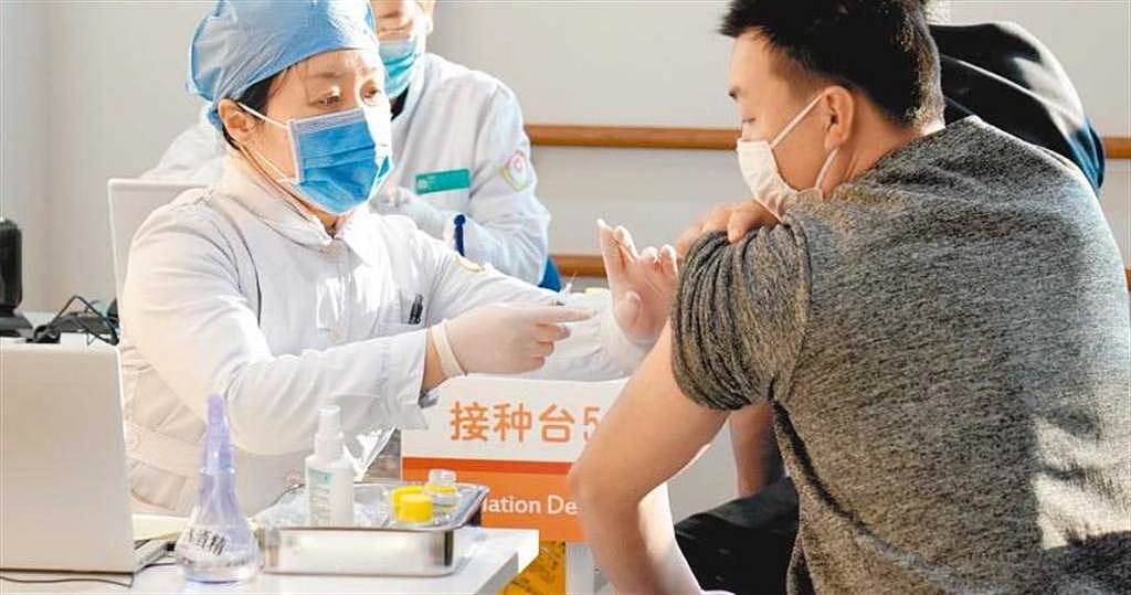 北京市西城区广安门外街道红莲社区卫生服务站，医护人员3日为接种人员注射新冠疫苗。（图／新华社）